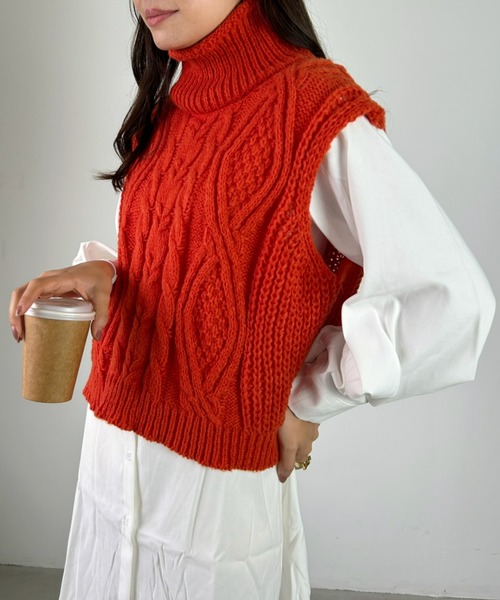 CLEA（クレア）の「ケーブル柄タートルネックニットオーバーベスト（ベスト・レディース・アイボリー/オレンジ/ブルー/ブラック・FREE）」の16枚目の写真