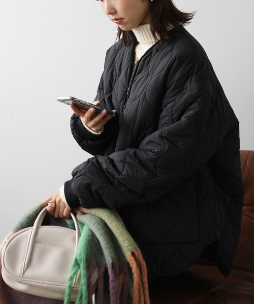 GeeRA（ジーラ）の「ラウンドヘムキルティングコート（ミリタリージャケット・レディース・ブラック/カーキ/アイボリー・MEDIUM/LARGE）」の3枚目の写真