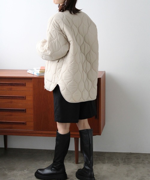 GeeRA（ジーラ）の「ラウンドヘムキルティングコート（ミリタリージャケット・レディース・ブラック/カーキ/アイボリー・MEDIUM/LARGE）」の7枚目の写真