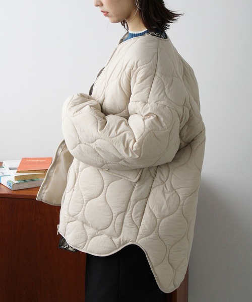 GeeRA（ジーラ）の「ラウンドヘムキルティングコート（ミリタリージャケット・レディース・ブラック/カーキ/アイボリー・MEDIUM/LARGE）」の4枚目の写真