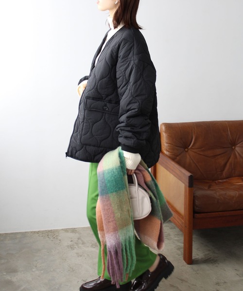 GeeRA（ジーラ）の「ラウンドヘムキルティングコート（ミリタリージャケット・レディース・ブラック/カーキ/アイボリー・MEDIUM/LARGE）」の11枚目の写真