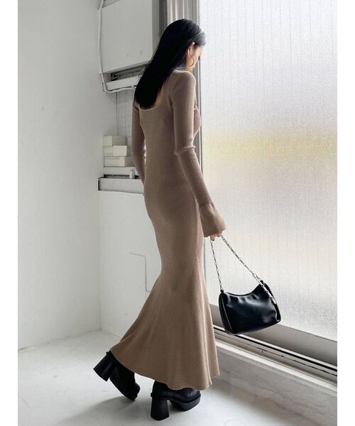 EMODA（エモダ）の「フィットフレアマキシワンピース（ワンピース・レディース・ブラック/ベージュ/ブルー・FREE）」の7枚目の写真