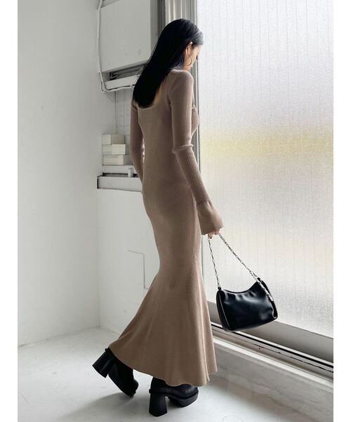 EMODA（エモダ）の「フィットフレアマキシワンピース（ワンピース・レディース・ブラック/ベージュ/ブルー・FREE）」の5枚目の写真