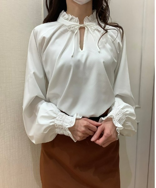 TOKYO SHIRTS(トウキョウシャツ)の「COFREX フリル衿 ラグラン袖 長袖ブラウス(ビジネスシャツ・レディース・ホワイト・M/L)」の11枚目の写真