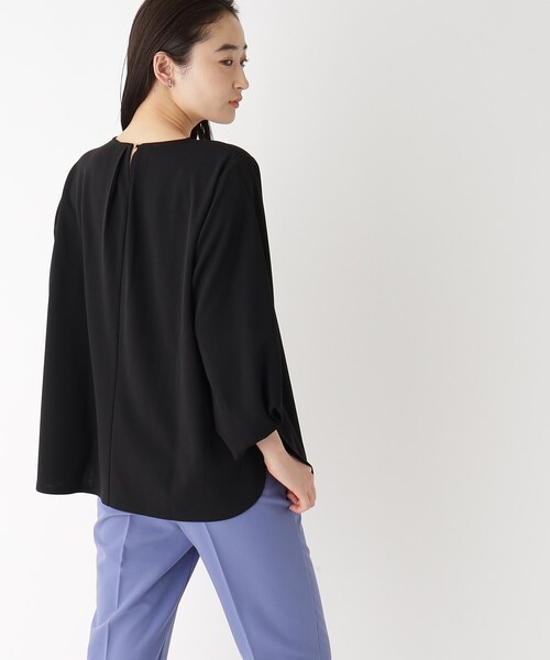 OPAQUE.CLIP(オペークドットクリップ)の「◆ツイストデザインスリーブカットソー(Tシャツ/カットソー・レディース・ブラック/ブルー/オフホワイト/ライトベージュ・40/42/38)」の10枚目の写真