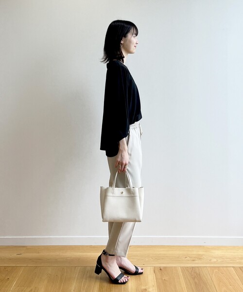 OPAQUE.CLIP(オペークドットクリップ)の「◆ツイストデザインスリーブカットソー(Tシャツ/カットソー・レディース・ブラック/ブルー/オフホワイト/ライトベージュ・40/42/38)」の14枚目の写真