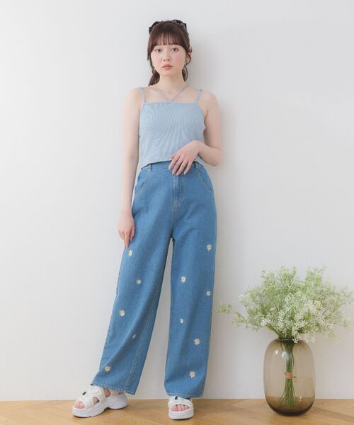 ems excite（エムズエキサイト）の「デイジー刺繍デニムPT（デニムパンツ・レディース・ダークブルー/ライトブルー/ナチュラル/ブルー系その他5・FREE）」の10枚目の写真