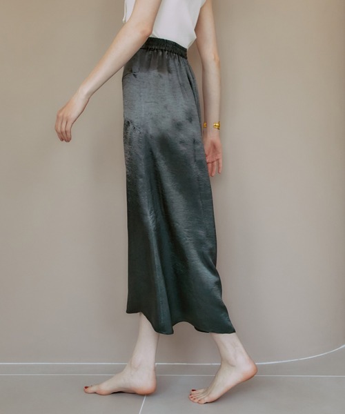 PUBLIC TOKYO（パブリックトウキョウ）の「【栃木県産】ヴィンテージリキッドサテンマーメイドスカート/ストレートシルエット（スカート・レディース・ブラック/カーキ・FREE）」の12枚目の写真