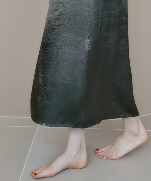 PUBLIC TOKYO（パブリックトウキョウ）の「【栃木県産】ヴィンテージリキッドサテンマーメイドスカート/ストレートシルエット（スカート・レディース・ブラック/カーキ・FREE）」の16枚目の写真
