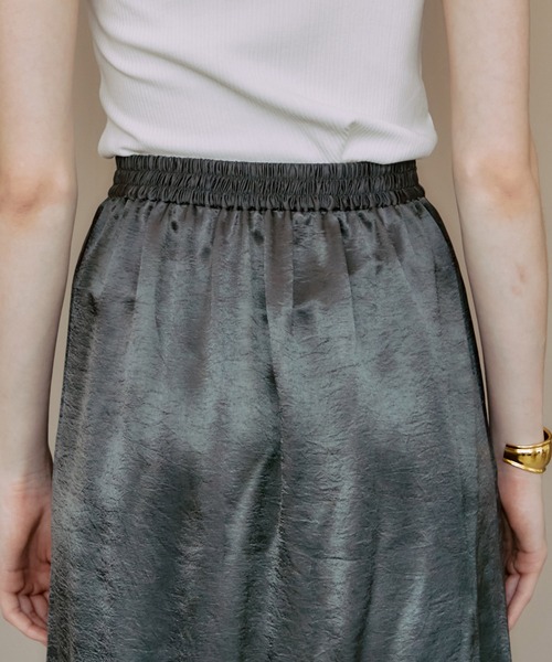 PUBLIC TOKYO（パブリックトウキョウ）の「【栃木県産】ヴィンテージリキッドサテンマーメイドスカート/ストレートシルエット（スカート・レディース・ブラック/カーキ・FREE）」の9枚目の写真