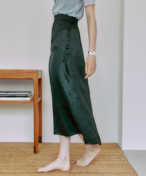 PUBLIC TOKYO（パブリックトウキョウ）の「【栃木県産】ヴィンテージリキッドサテンマーメイドスカート/ストレートシルエット（スカート・レディース・ブラック/カーキ・FREE）」の11枚目の写真