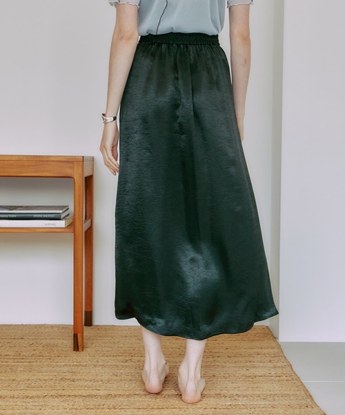 PUBLIC TOKYO（パブリックトウキョウ）の「【栃木県産】ヴィンテージリキッドサテンマーメイドスカート/ストレートシルエット（スカート・レディース・ブラック/カーキ・FREE）」の6枚目の写真