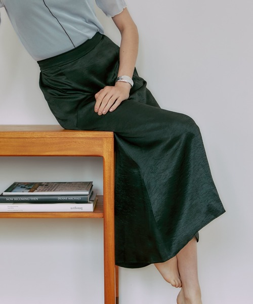 PUBLIC TOKYO（パブリックトウキョウ）の「【栃木県産】ヴィンテージリキッドサテンマーメイドスカート/ストレートシルエット（スカート・レディース・ブラック/カーキ・FREE）」の17枚目の写真