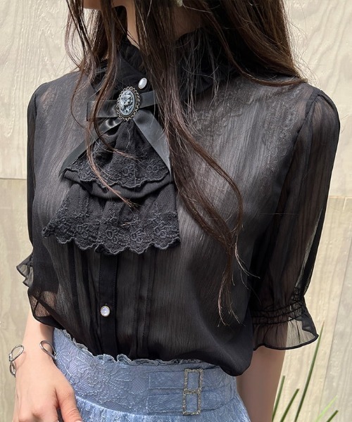 axes femme（アクシーズファム）の「カメオ×ジャボブローチ付ブラウス
