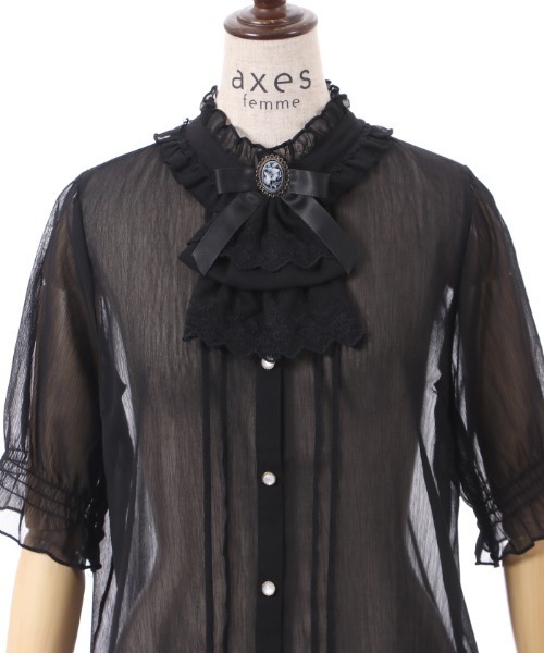 axes femme（アクシーズファム）の「カメオ×ジャボブローチ付ブラウス