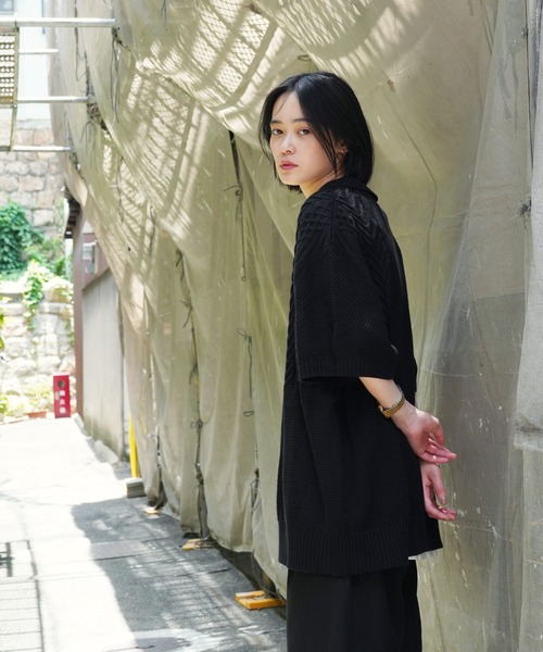 Lulu ＆ Arnie（るるあんどあーにー）の「オーバーサイズ ケーブル編み サマーニット ポロシャツ（ニット/セーター・メンズ・ブラック/ブラウン/グレイッシュベージュ・MEDIUM/LARGE）」の7枚目の写真