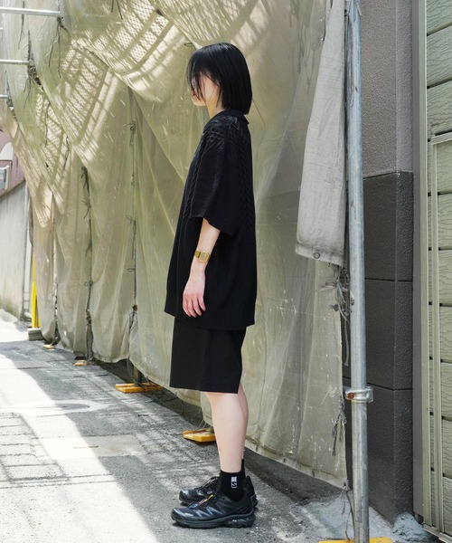 Lulu ＆ Arnie（るるあんどあーにー）の「オーバーサイズ ケーブル編み サマーニット ポロシャツ（ニット/セーター・メンズ・ブラック/ブラウン/グレイッシュベージュ・MEDIUM/LARGE）」の12枚目の写真