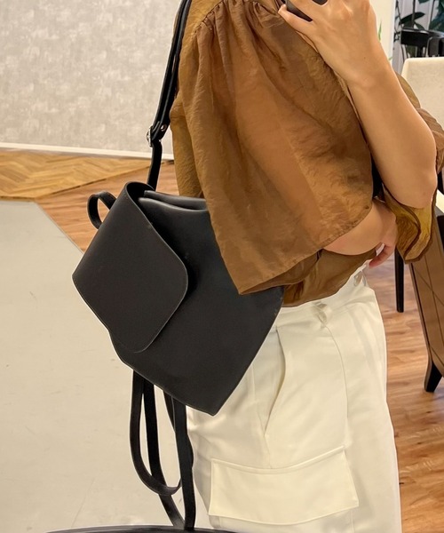 VICKY(ビッキー)の「【KOREAN ITEM】フェイクレザーリュックショルダーバッグ(ショルダーバッグ・レディース・ブラック/ピンク/オフホワイト・FREE)」の3枚目の写真