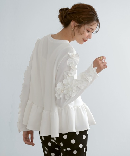 meraki フラワートップス ペプラム 新品未使用品 ホワイト MERAKI（メラキ）の「[MERAKI]袖フリルペプラムトップス（Tシャツ