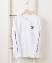NEW ERA（ニューエラ）の「【NEW　ERA/ニューエラ】ワンポイントロゴ＆スリーブプリントデザイン ロングスリーブTシャツ【 140ｃｍ-160ｃｍ】レギュラーフィット/ホワイト（Tシャツ/カットソー・キッズ）」