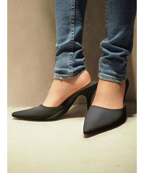 GYDA（ジェイダ）の「ポインテッドミュール（パンプス・レディース・オフホワイト/ブラック・LARGE/MEDIUM/SMALL）」の2枚目の写真