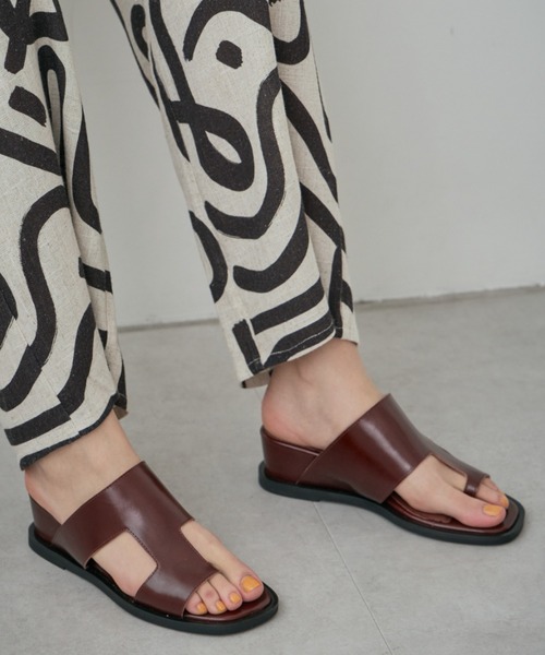 piu comoda(ピュコモダ)の「(piu comoda)アシンメトリーウエッジサンダル(サンダル・レディース・ブラック/ホワイト/ブラウン・38/36/37)」の3枚目の写真