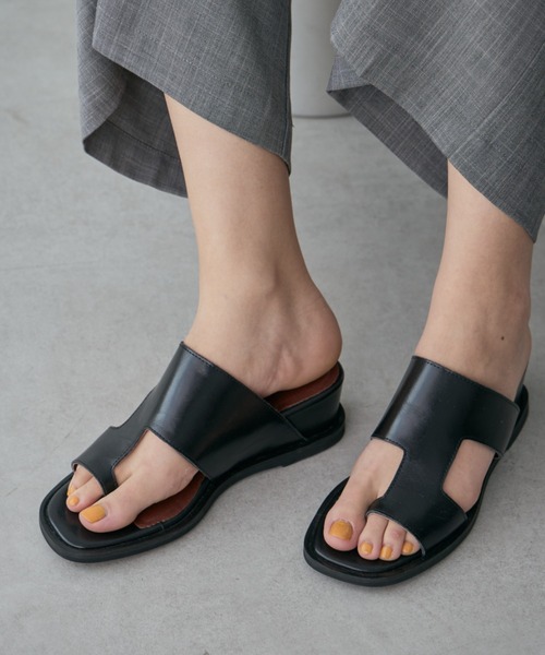 piu comoda(ピュコモダ)の「(piu comoda)アシンメトリーウエッジサンダル(サンダル・レディース・ブラック/ホワイト/ブラウン・38/36/37)」の1枚目の写真