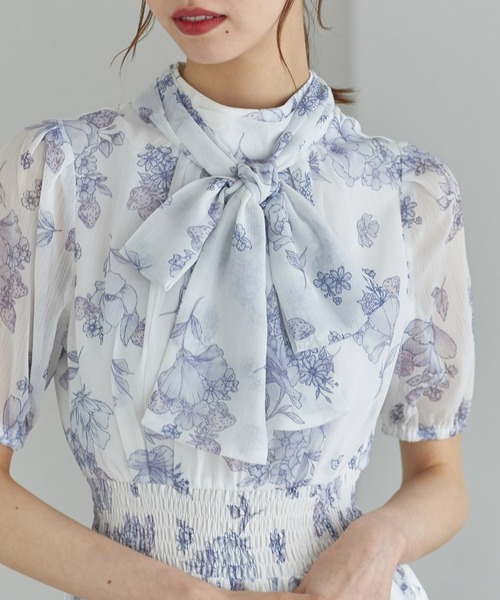 tocco closet(トッコ クローゼット)の「2WAYボウタイリボン付きストロベリー×フラワープリント消しプリーツワンピース(ワンピース・レディース・ピンク/ブルー・M)」の9枚目の写真
