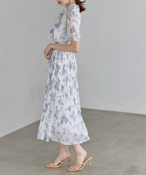 tocco closet(トッコ クローゼット)の「2WAYボウタイリボン付きストロベリー×フラワープリント消しプリーツワンピース(ワンピース・レディース・ピンク/ブルー・M)」の14枚目の写真