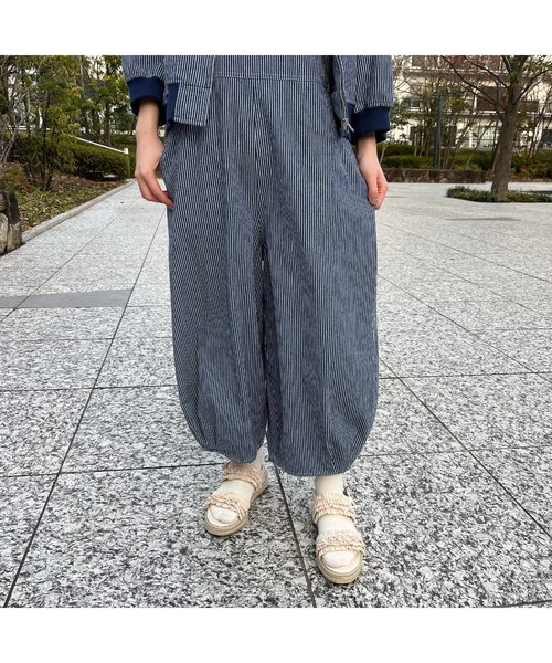 PINK HOUSE(ピンクハウス)の「サロペットワイドパンツ(サロペット/オーバーオール・レディース・ネイビー×ホワイト/ベージュ/カーキ/ブラック・フリー)」の4枚目の写真