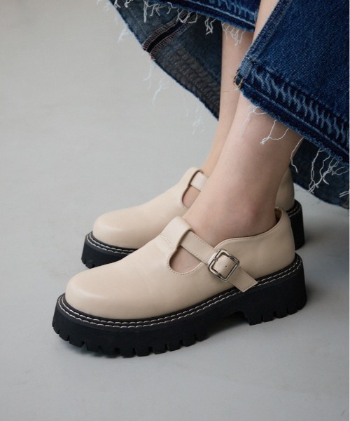 AZUL by moussy(アズールバイマウジー)の「Tストラップ厚底ローファー(ローファー・レディース・アイボリー/ブラック・SMALL/MEDIUM/LARGE)」の17枚目の写真