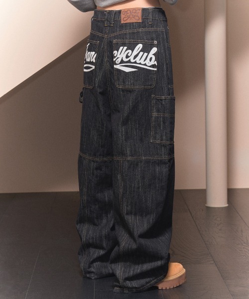 FANCY CLUB（ファンシークラブ）の「A'GEM/9 × .kom 『 FANCY CLUB/ファンシークラブ』 CARPENTER LETTERING DENIM PANTS/カーペンター レタリングデニム パンツ（デニムパンツ・レディース・ブラック/カモフラージュ/グレー・M/L）」の2枚目の写真