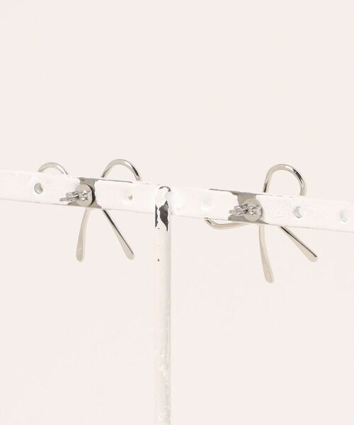 FOREVER 21（フォーエバー トゥエンティーワン）の「リボンピアス（ピアス（両耳用）・レディース・ピンク/シルバー/ゴールド・FREE）」の6枚目の写真