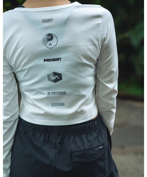 RVCA(ルーカ)の「RVCA レディース ELEMENT STREACK LS T ロンT 【2024年秋冬モデル】/ルーカショート丈長袖ロンT(Tシャツ/カットソー・レディース・ブルー/ブラック/ホワイト・SMALL/MEDIUM)」の1枚目の写真