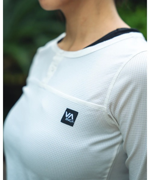 RVCA(ルーカ)の「RVCA レディース ELEMENT STREACK LS T ロンT 【2024年秋冬モデル】/ルーカショート丈長袖ロンT(Tシャツ/カットソー・レディース・ブルー/ブラック/ホワイト・SMALL/MEDIUM)」の7枚目の写真
