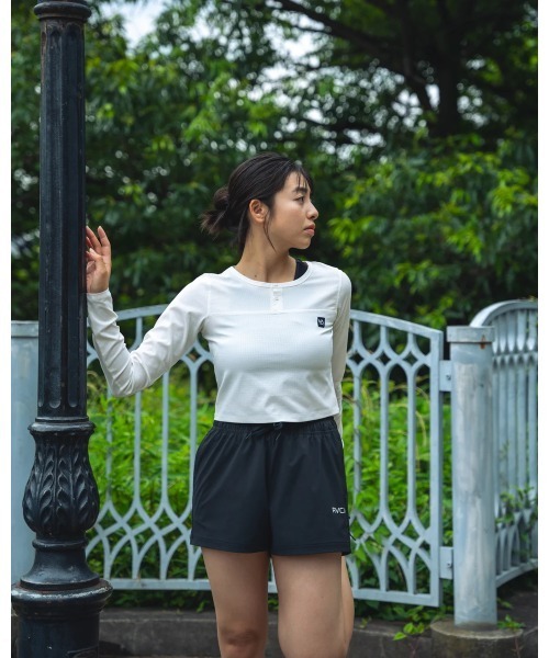 RVCA(ルーカ)の「RVCA レディース ELEMENT STREACK LS T ロンT 【2024年秋冬モデル】/ルーカショート丈長袖ロンT(Tシャツ/カットソー・レディース・ブルー/ブラック/ホワイト・SMALL/MEDIUM)」の8枚目の写真