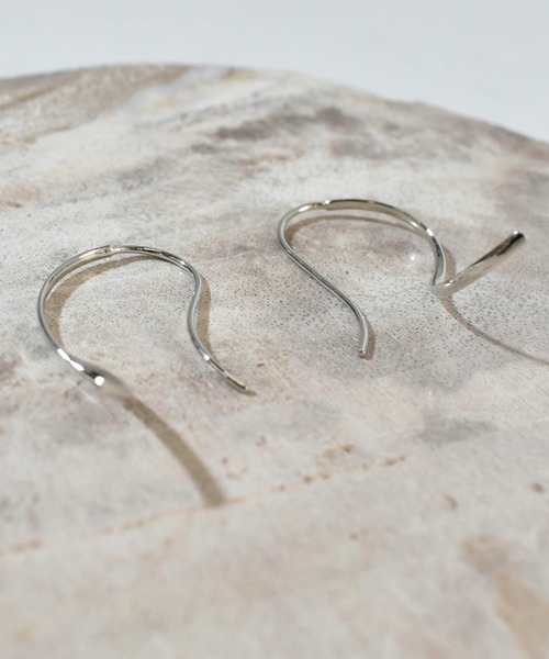 kiehtova（キエトヴァ）の「【kiehtova】WAVE HOOK PIERCE/ウェーブ フック ピアス（ピアス（両耳用）・レディース・シルバー/ゴールド・FREE）」の9枚目の写真