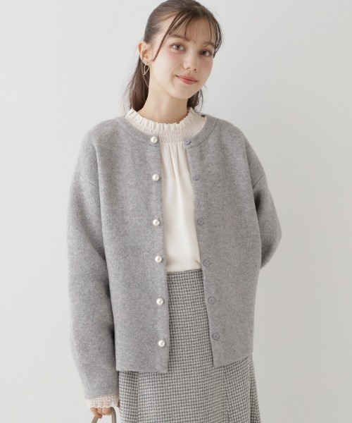 couture brooch(クチュールブローチ)の「◆【上品仕立て】パール調釦コクーンニットジャケット(ノーカラージャケット・レディース・ライトグレー/ダークグレー/アイボリー・36/38/40/42)」の4枚目の写真