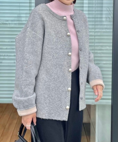 couture brooch(クチュールブローチ)の「◆【上品仕立て】パール調釦コクーンニットジャケット(ノーカラージャケット・レディース・ライトグレー/ダークグレー/アイボリー・36/38/40/42)」の8枚目の写真