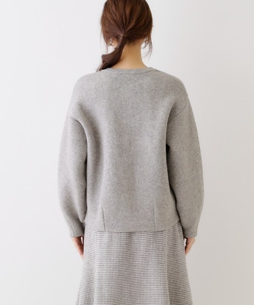 couture brooch(クチュールブローチ)の「◆【上品仕立て】パール調釦コクーンニットジャケット(ノーカラージャケット・レディース・ライトグレー/ダークグレー/アイボリー・36/38/40/42)」の14枚目の写真