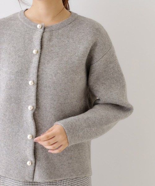 couture brooch(クチュールブローチ)の「◆【上品仕立て】パール調釦コクーンニットジャケット(ノーカラージャケット・レディース・ライトグレー/ダークグレー/アイボリー・36/38/40/42)」の16枚目の写真