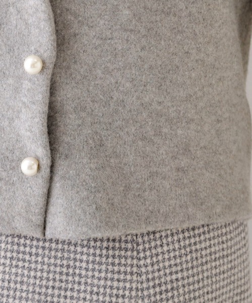 couture brooch(クチュールブローチ)の「◆【上品仕立て】パール調釦コクーンニットジャケット(ノーカラージャケット・レディース・ライトグレー/ダークグレー/アイボリー・36/38/40/42)」の17枚目の写真