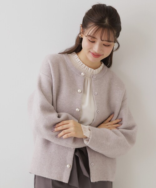 couture brooch(クチュールブローチ)の「◆【上品仕立て】パール調釦コクーンニットジャケット(ノーカラージャケット・レディース・ライトグレー/ダークグレー/アイボリー・36/38/40/42)」の18枚目の写真