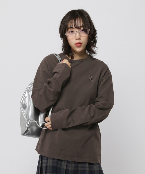 ALAND(エーランド)の「【UNISEX】ALAND/ピグメントロゴロングスリーブ(Tシャツ/カットソー・レディース・チャコール/ブラウン・MEDIUM/LARGE/SMALL)」の2枚目の写真