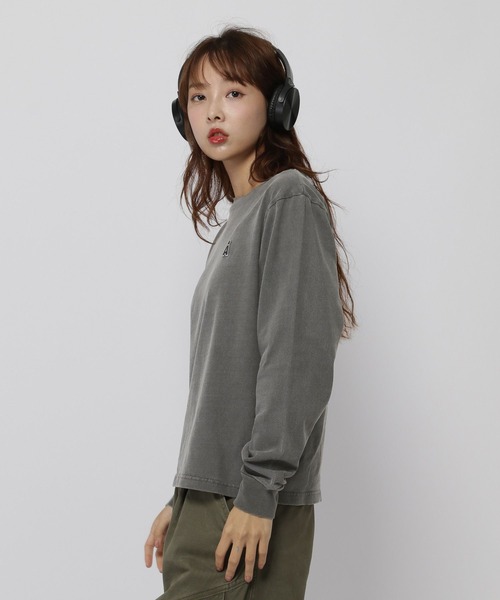 ALAND(エーランド)の「【UNISEX】ALAND/ピグメントロゴロングスリーブ(Tシャツ/カットソー・レディース・チャコール/ブラウン・MEDIUM/LARGE/SMALL)」の6枚目の写真