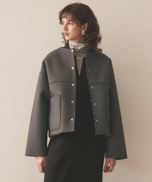 cloenc（クロエンス）の「◆【リバーシブル】ボアショートコート（ノーカラーコート・レディース・アイボリー/ダークグレー/スモーキーグリーン系・02）」の2枚目の写真