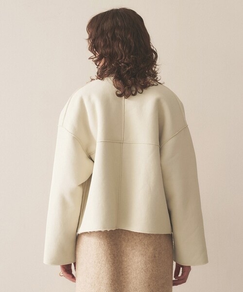 cloenc（クロエンス）の「◆【リバーシブル】ボアショートコート（ノーカラーコート・レディース・アイボリー/ダークグレー/スモーキーグリーン系・02）」の7枚目の写真