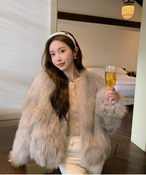 gossip!ロサンゼルス(ゴシップロサンゼルス)の「Vネック 中綿 イミテーションファーコート(テーラードジャケット・レディース・ブラウン/ブラック/ベージュ/オフホワイト・L/M)」の5枚目の写真