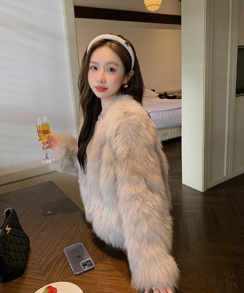 gossip!ロサンゼルス(ゴシップロサンゼルス)の「Vネック 中綿 イミテーションファーコート(テーラードジャケット・レディース・ブラウン/ブラック/ベージュ/オフホワイト・L/M)」の6枚目の写真