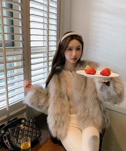 gossip!ロサンゼルス(ゴシップロサンゼルス)の「Vネック 中綿 イミテーションファーコート(テーラードジャケット・レディース・ブラウン/ブラック/ベージュ/オフホワイト・L/M)」の7枚目の写真